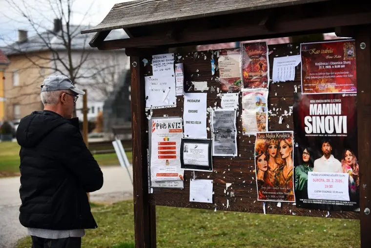 Siva svakodnevica? Ne za nju! Kovrčava crnka u uskim trapericama oživjela ulice Slunja