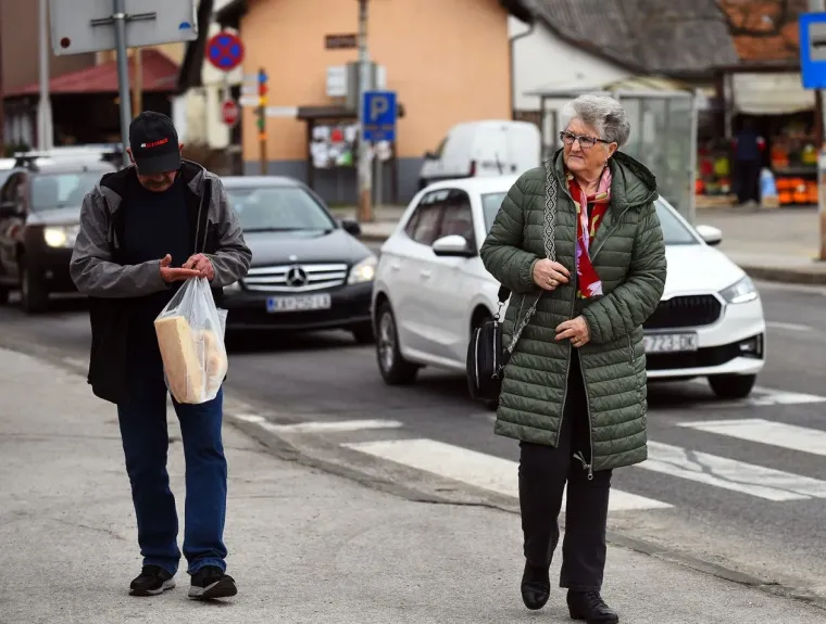 Siva svakodnevica? Ne za nju! Kovrčava crnka u uskim trapericama oživjela ulice Slunja