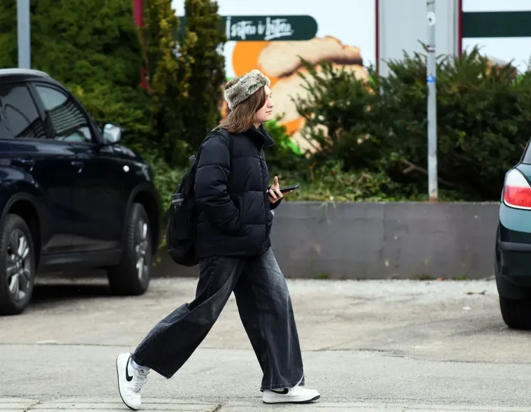 Siva svakodnevica? Ne za nju! Kovrčava crnka u uskim trapericama oživjela ulice Slunja