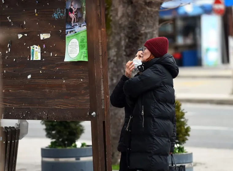 Siva svakodnevica? Ne za nju! Kovrčava crnka u uskim trapericama oživjela ulice Slunja