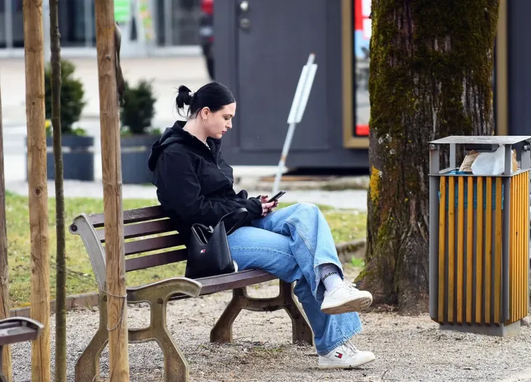 Siva svakodnevica? Ne za nju! Kovrčava crnka u uskim trapericama oživjela ulice Slunja