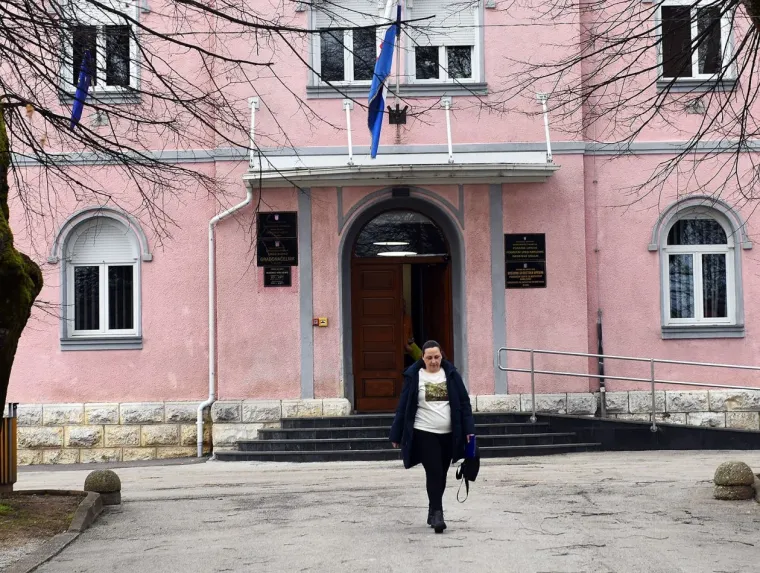 Siva svakodnevica? Ne za nju! Kovrčava crnka u uskim trapericama oživjela ulice Slunja