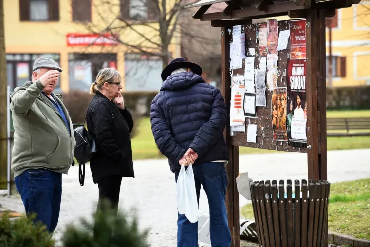 Siva svakodnevica? Ne za nju! Kovrčava crnka u uskim trapericama oživjela ulice Slunja