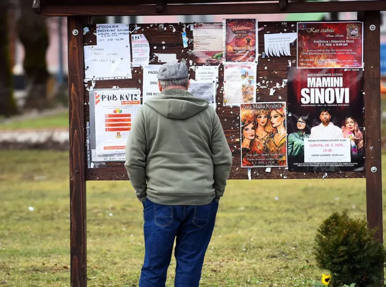 Siva svakodnevica? Ne za nju! Kovrčava crnka u uskim trapericama oživjela ulice Slunja