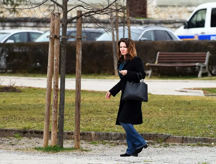 Siva svakodnevica? Ne za nju! Kovrčava crnka u uskim trapericama oživjela ulice Slunja