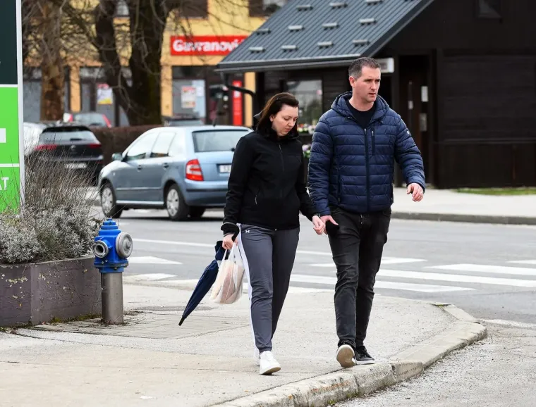 Siva svakodnevica? Ne za nju! Kovrčava crnka u uskim trapericama oživjela ulice Slunja