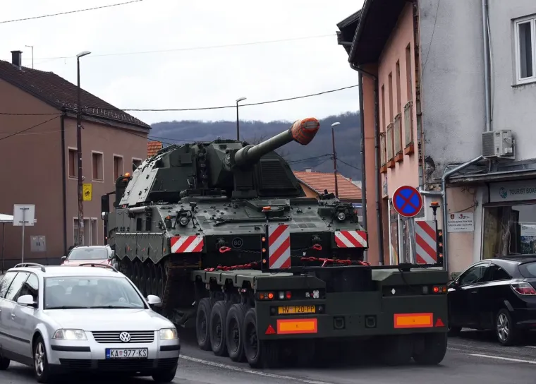 Siva svakodnevica? Ne za nju! Kovrčava crnka u uskim trapericama oživjela ulice Slunja