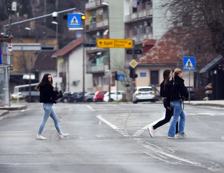 Siva svakodnevica? Ne za nju! Kovrčava crnka u uskim trapericama oživjela ulice Slunja