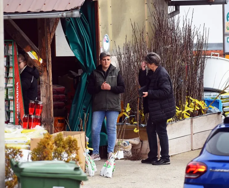 Siva svakodnevica? Ne za nju! Kovrčava crnka u uskim trapericama oživjela ulice Slunja