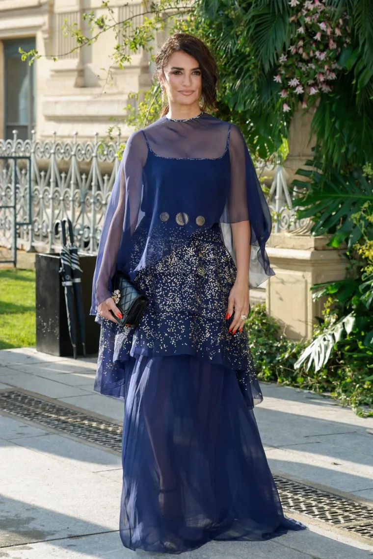 Mislite da joj je itko gledao u oči? Penelope Cruz očarala - dekolteom do ruba pucanja