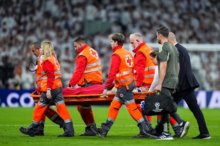 Ovo je trenutak kada je cijeli Bernabeu protrnuo! Zvijezda Reala ostala nepomično ležati na tlu...