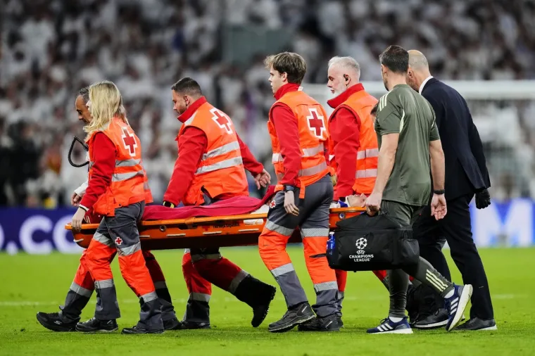 Ovo je trenutak kada je cijeli Bernabeu protrnuo! Zvijezda Reala ostala nepomično ležati na tlu...
