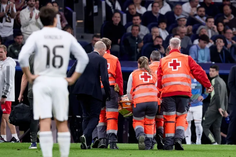Ovo je trenutak kada je cijeli Bernabeu protrnuo! Zvijezda Reala ostala nepomično ležati na tlu...