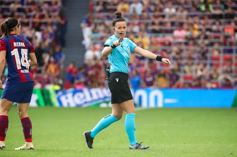 Od njih drhte najveće nogometne zvijezde! Ovo su najatraktivnije sutkinje svijeta zelenog tepiha