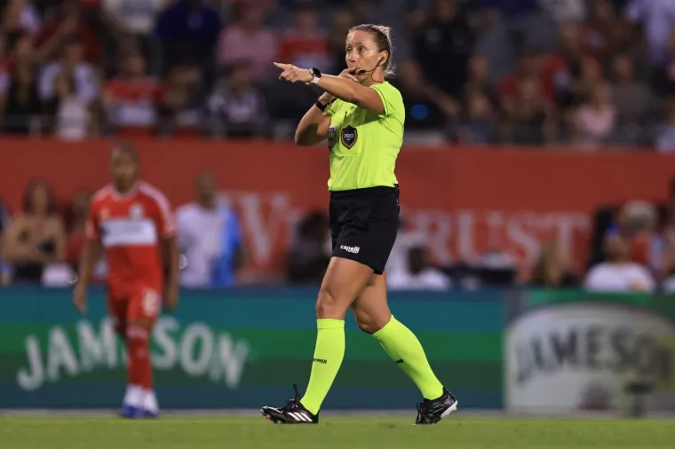 Od njih drhte najveće nogometne zvijezde! Ovo su najatraktivnije sutkinje svijeta zelenog tepiha