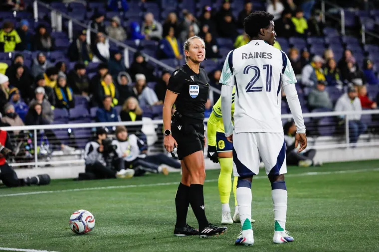 Od njih drhte najveće nogometne zvijezde! Ovo su najatraktivnije sutkinje svijeta zelenog tepiha