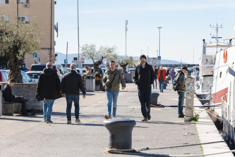 Dok zanosna plavu&scaron;a ispija kavu, djevojke u bikinijima hvataju prve zrake sunca