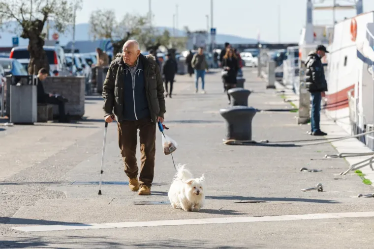 Dok zanosna plavu&scaron;a ispija kavu, djevojke u bikinijima hvataju prve zrake sunca