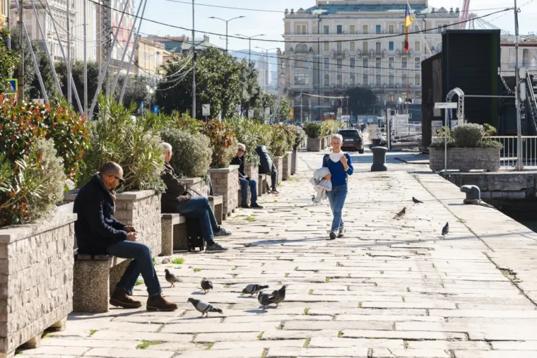 Dok zanosna plavu&scaron;a ispija kavu, djevojke u bikinijima hvataju prve zrake sunca