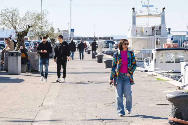 Dok zanosna plavu&scaron;a ispija kavu, djevojke u bikinijima hvataju prve zrake sunca
