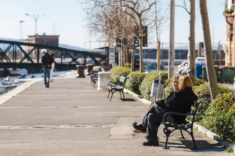 Dok zanosna plavu&scaron;a ispija kavu, djevojke u bikinijima hvataju prve zrake sunca