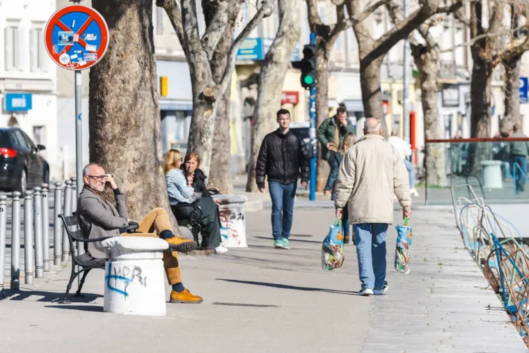 Dok zanosna plavu&scaron;a ispija kavu, djevojke u bikinijima hvataju prve zrake sunca