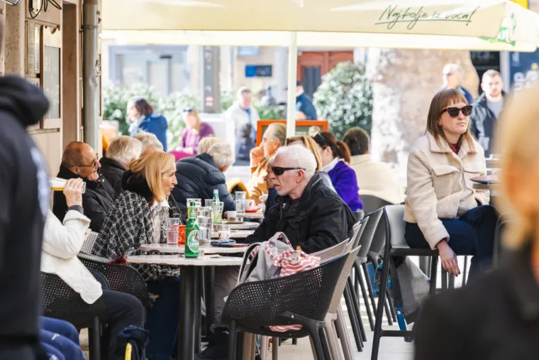 Dok zanosna plavu&scaron;a ispija kavu, djevojke u bikinijima hvataju prve zrake sunca