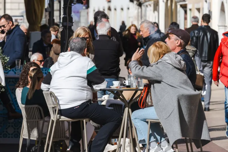 Dok zanosna plavu&scaron;a ispija kavu, djevojke u bikinijima hvataju prve zrake sunca
