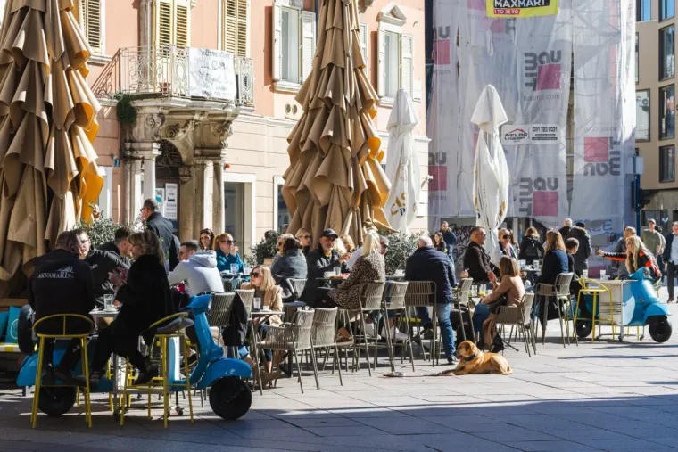 Dok zanosna plavu&scaron;a ispija kavu, djevojke u bikinijima hvataju prve zrake sunca