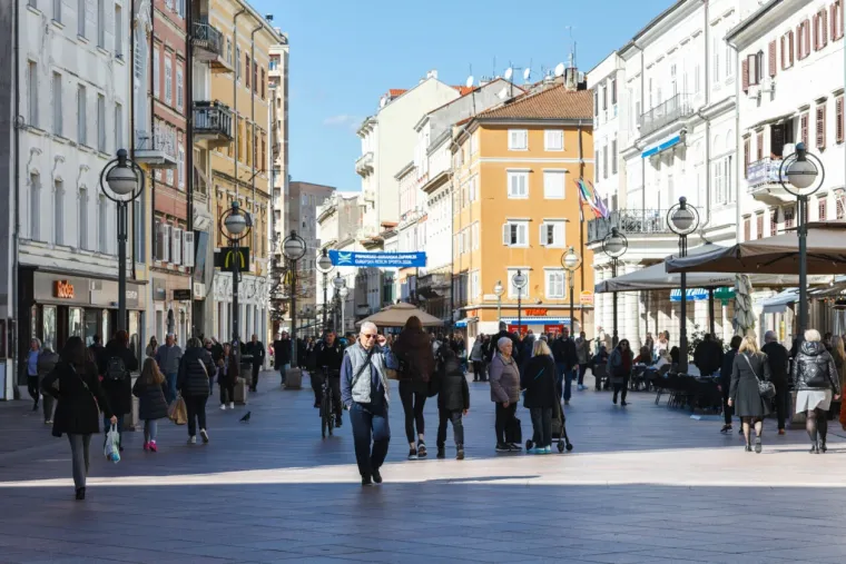 Dok zanosna plavu&scaron;a ispija kavu, djevojke u bikinijima hvataju prve zrake sunca