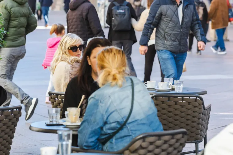Dok zanosna plavu&scaron;a ispija kavu, djevojke u bikinijima hvataju prve zrake sunca