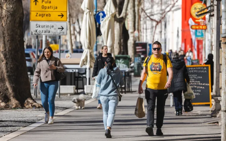 Dok zanosna plavu&scaron;a ispija kavu, djevojke u bikinijima hvataju prve zrake sunca