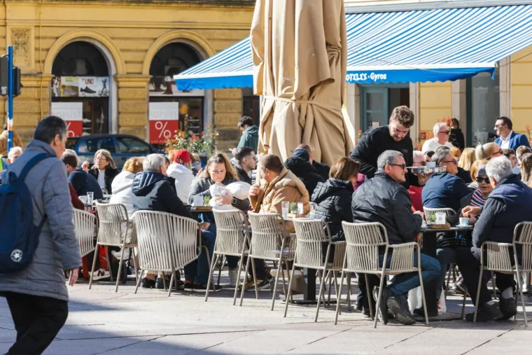 Dok zanosna plavu&scaron;a ispija kavu, djevojke u bikinijima hvataju prve zrake sunca