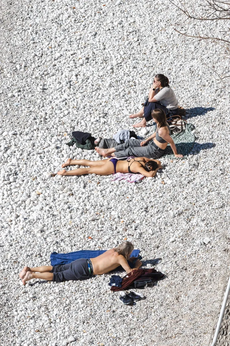 Dok zanosna plavu&scaron;a ispija kavu, djevojke u bikinijima hvataju prve zrake sunca