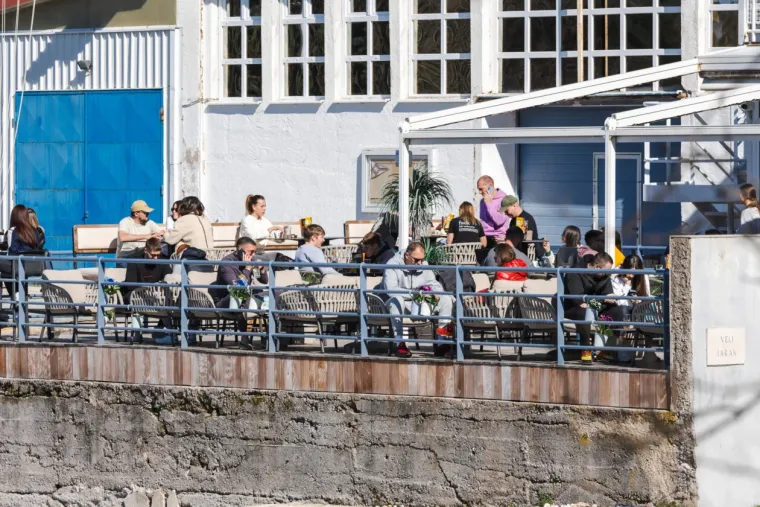 Dok zanosna plavu&scaron;a ispija kavu, djevojke u bikinijima hvataju prve zrake sunca
