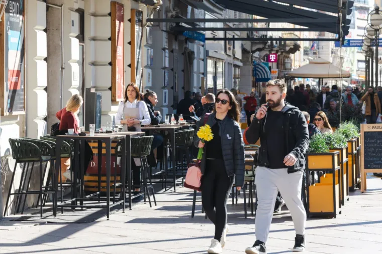 Dok zanosna plavu&scaron;a ispija kavu, djevojke u bikinijima hvataju prve zrake sunca