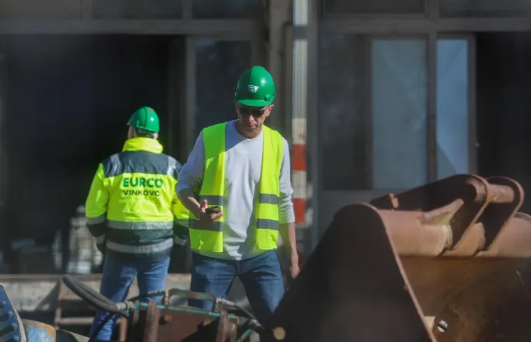 Bageri krenuli s ru&scaron;enjem oko Vjesnika: Na 15. katu postavili posebne podupirače