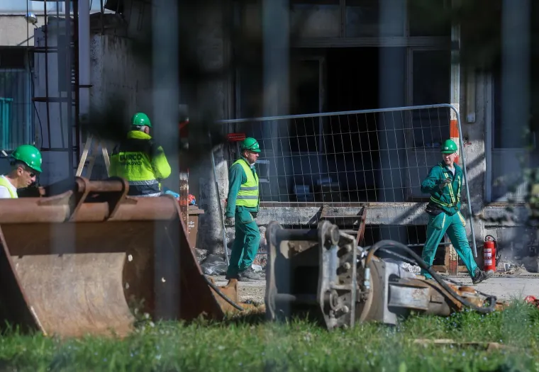 Bageri krenuli s ru&scaron;enjem oko Vjesnika: Na 15. katu postavili posebne podupirače