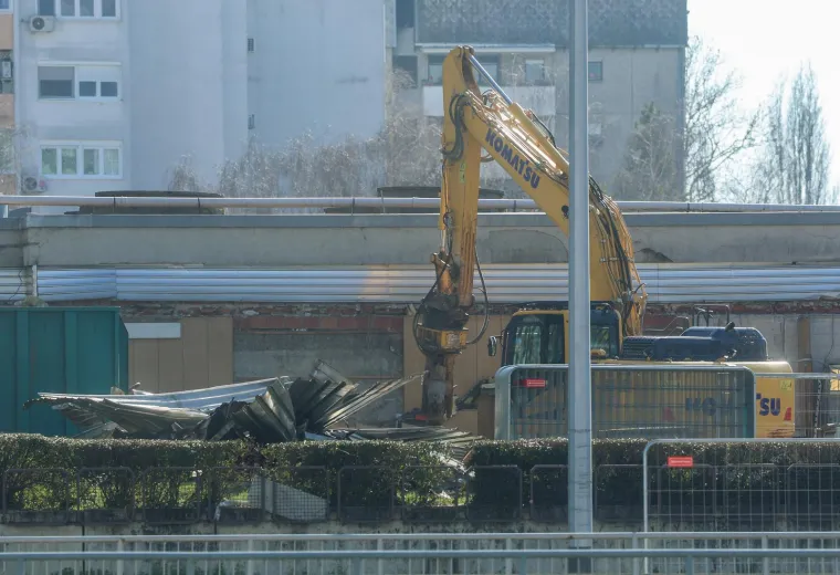 Bageri krenuli s ru&scaron;enjem oko Vjesnika: Na 15. katu postavili posebne podupirače