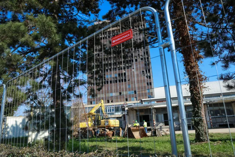 Bageri krenuli s ru&scaron;enjem oko Vjesnika: Na 15. katu postavili posebne podupirače