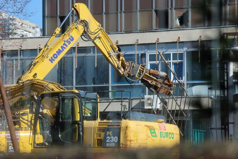 Bageri krenuli s ru&scaron;enjem oko Vjesnika: Na 15. katu postavili posebne podupirače