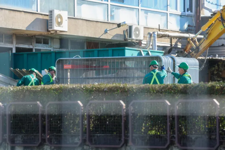 Bageri krenuli s ru&scaron;enjem oko Vjesnika: Na 15. katu postavili posebne podupirače