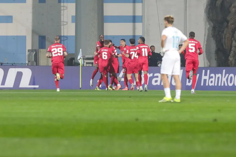 Euforija na Rujevici, navijači luduju, a jedan zamaskirani lik s bakljom je ukrao pažnju