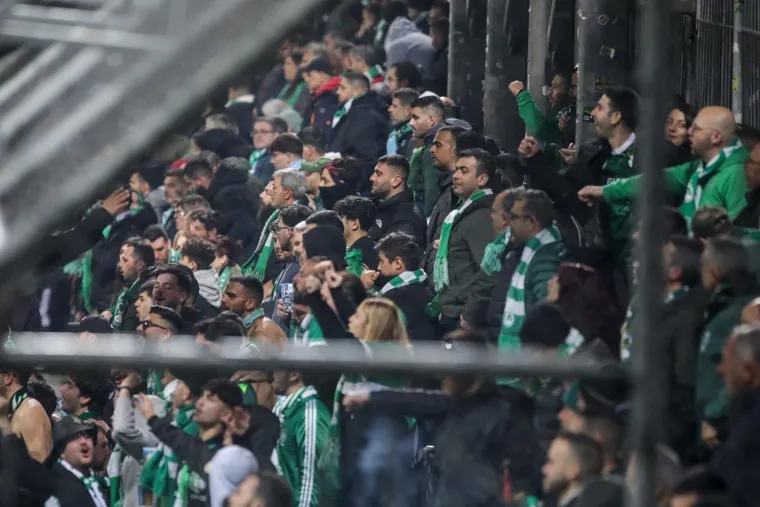 Euforija na Rujevici, navijači luduju, a jedan zamaskirani lik s bakljom je ukrao pažnju