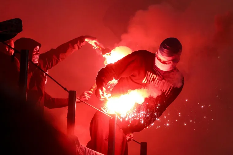 Euforija na Rujevici, navijači luduju, a jedan zamaskirani lik s bakljom je ukrao pažnju