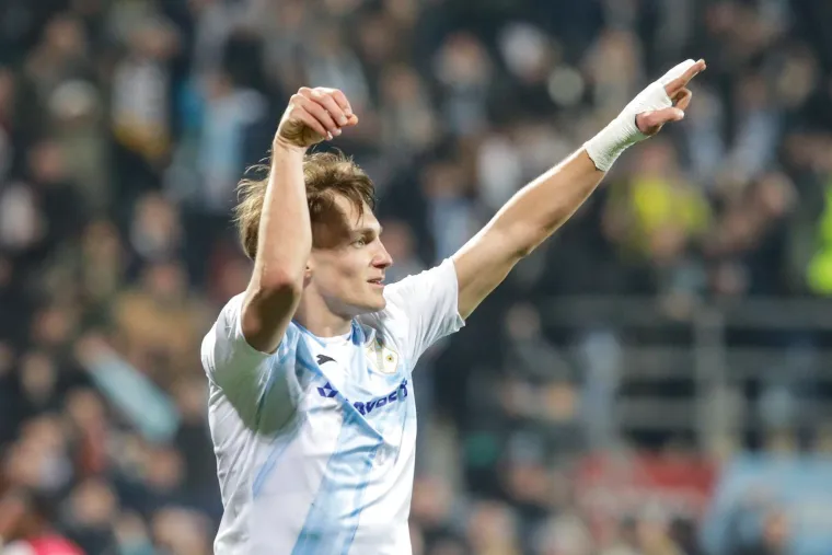 Euforija na Rujevici, navijači luduju, a jedan zamaskirani lik s bakljom je ukrao pažnju