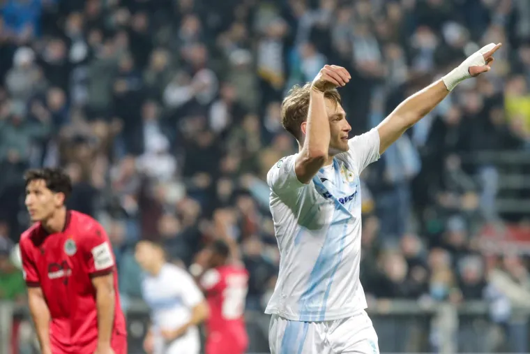 Euforija na Rujevici, navijači luduju, a jedan zamaskirani lik s bakljom je ukrao pažnju