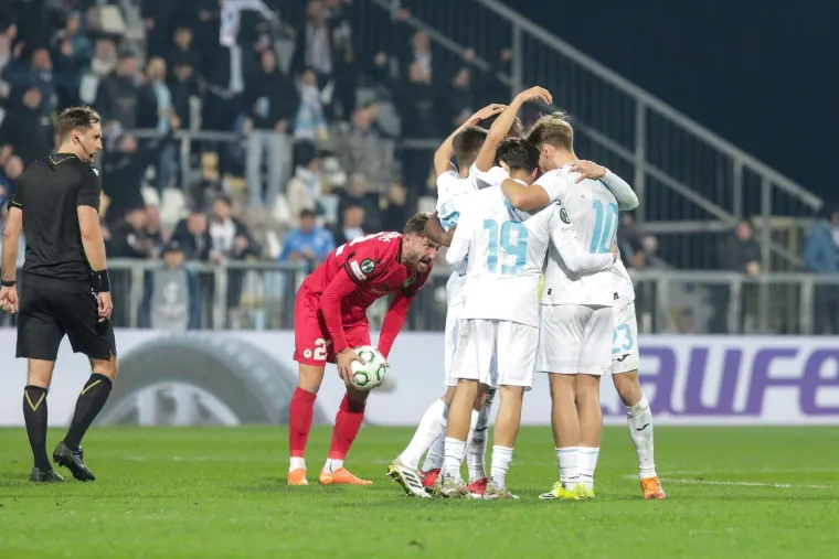 Euforija na Rujevici, navijači luduju, a jedan zamaskirani lik s bakljom je ukrao pažnju