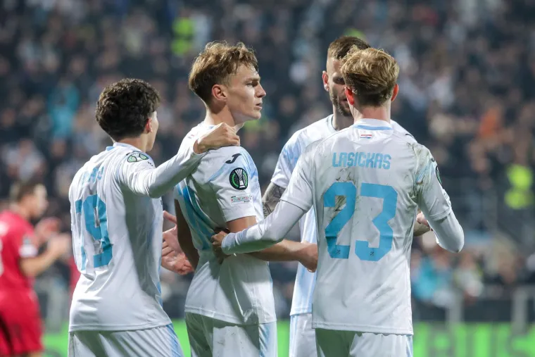 Euforija na Rujevici, navijači luduju, a jedan zamaskirani lik s bakljom je ukrao pažnju