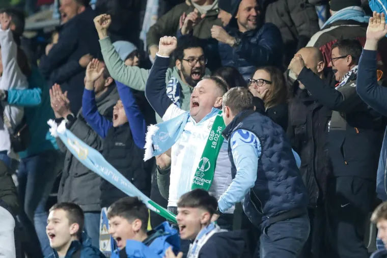 Euforija na Rujevici, navijači luduju, a jedan zamaskirani lik s bakljom je ukrao pažnju